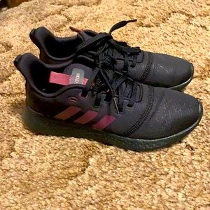 LIKE NEW Women’s Adidas Cloudfoam shoes